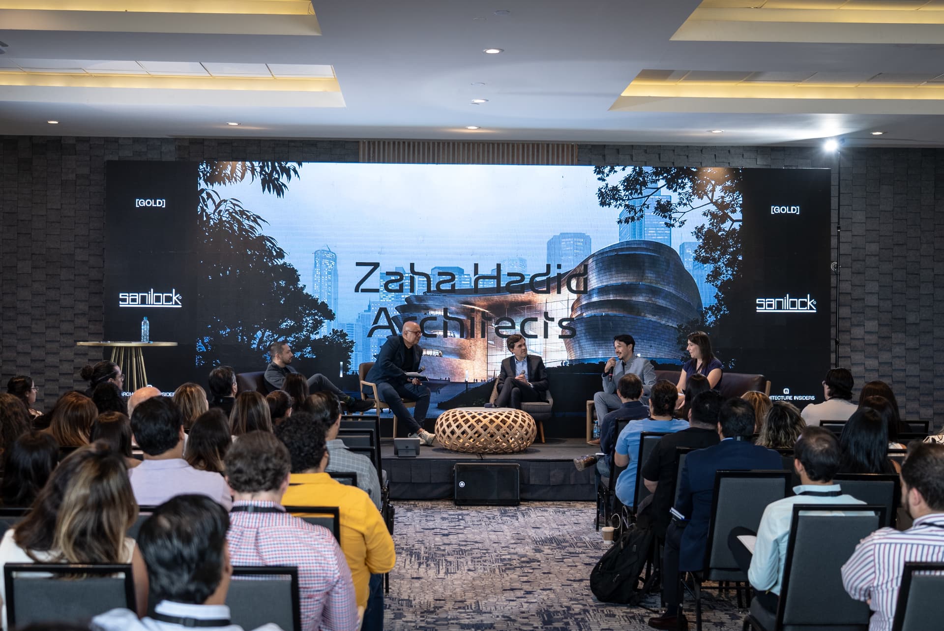 Panel de discusión en una edición previa