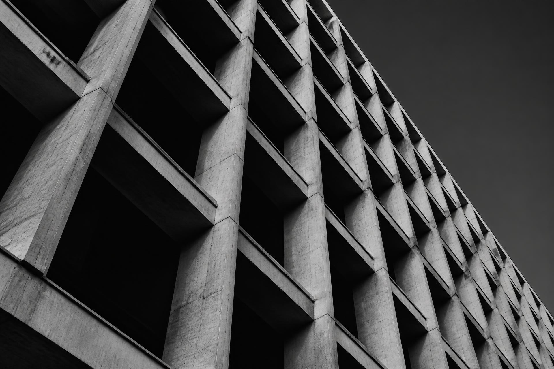 Fachada brutalista de concreto con retícula estructural repetida